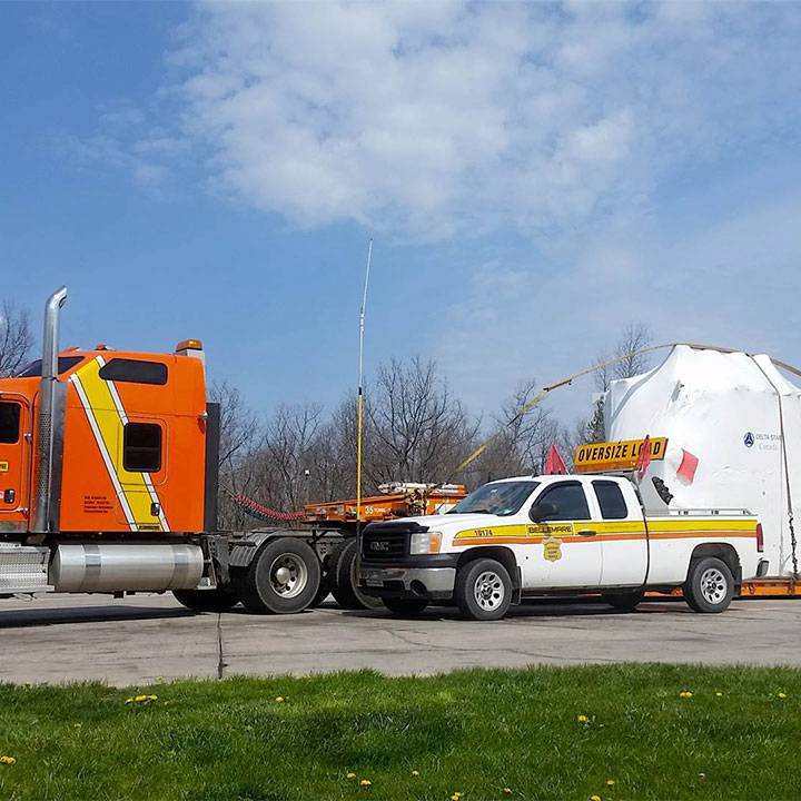Camion Bellemare transportant un transformateur