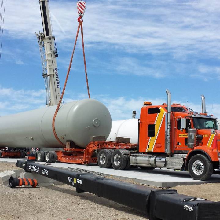 Loading by crane of a propane storage tank