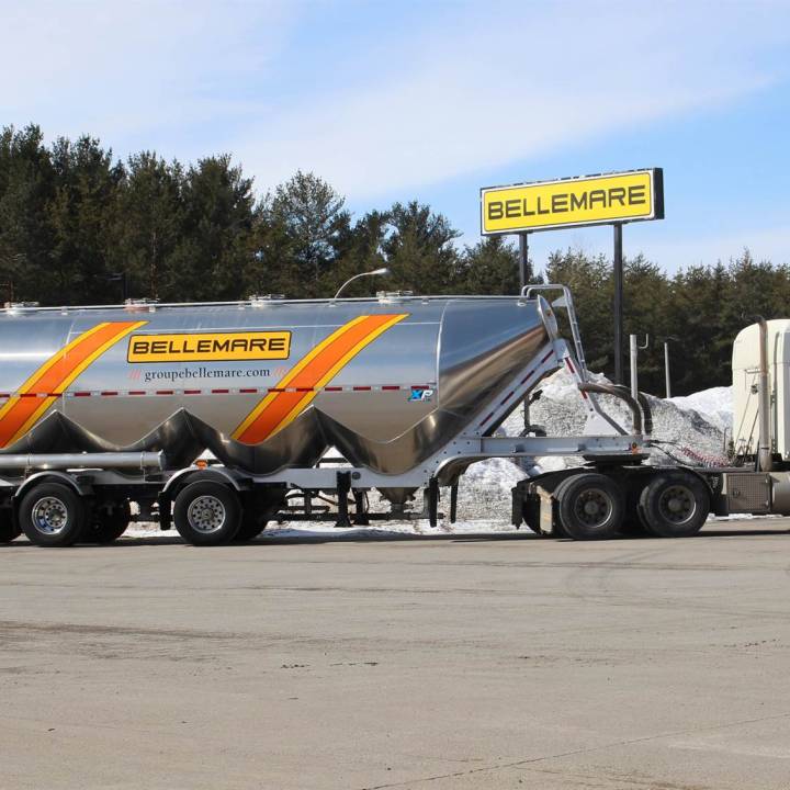 Tanker truck for sand and cement transportation